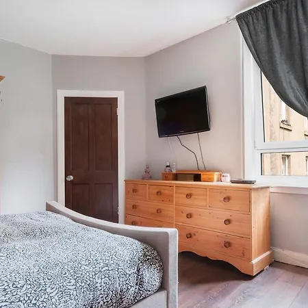 Gorgeous 2 Bed Close To Hmy Britannia إدنبرة