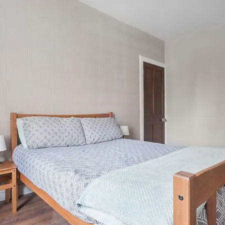 Gorgeous 2 Bed Close To Hmy Britannia