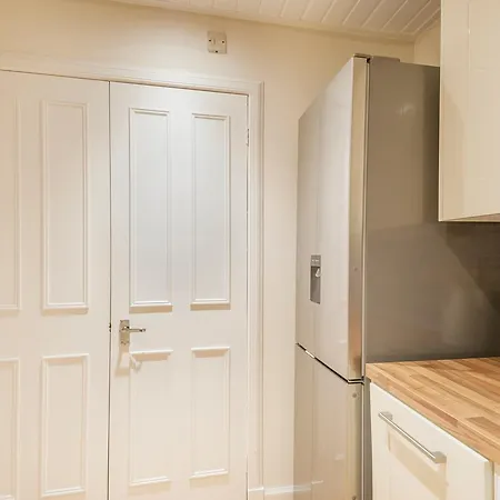 Stunning 2 Bed Near Haymarket With Pool Apartment
