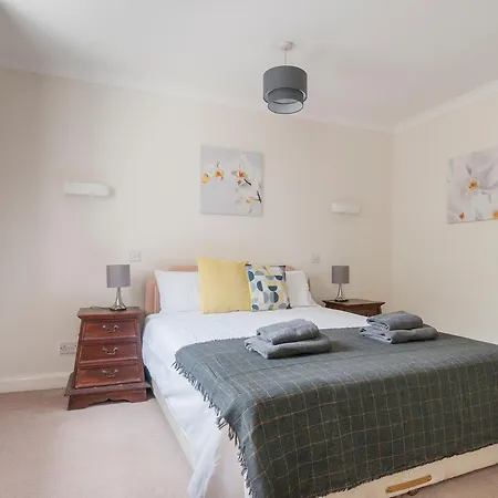 Stunning 2 Bed Near Haymarket With Pool Apartment