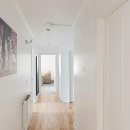 Stunning 2 Bed Near Haymarket With Pool Apartment