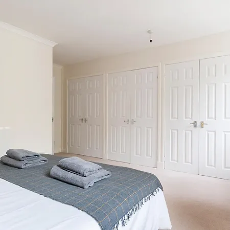 Stunning 2 Bed Near Haymarket With Pool Apartment