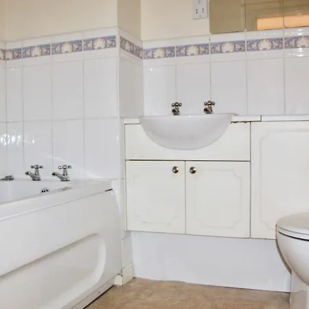 2 Bedroom Flat Near Centre *