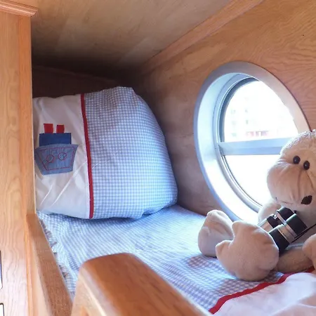 - Houseboats Edinburgh