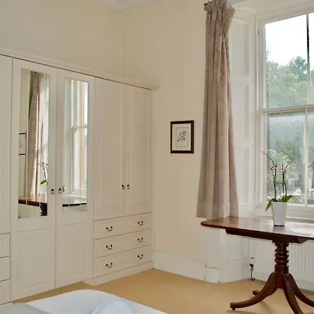 Spacious Flat In Central Stockbridge *