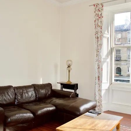 Spacious Flat In Central Stockbridge