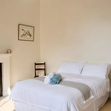 Spacious Flat In Central Stockbridge *