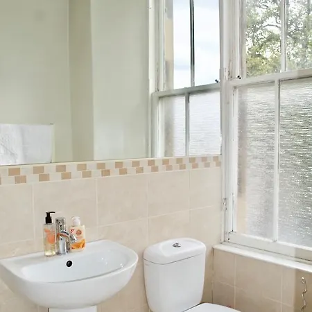 Spacious Flat In Central Stockbridge *
