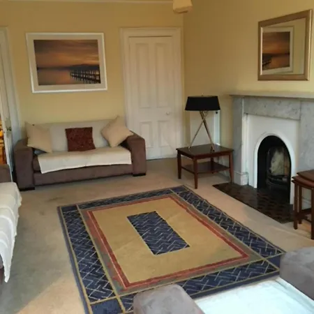 Apartment Spacious 4 Bedroom In