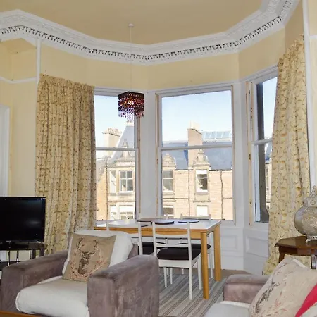 Spacious 4 Bedroom In Apartment