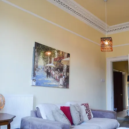 Apartment Spacious 4 Bedroom In