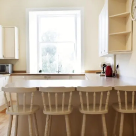 Spacious 4 Bedroom In Apartment Edinburgh