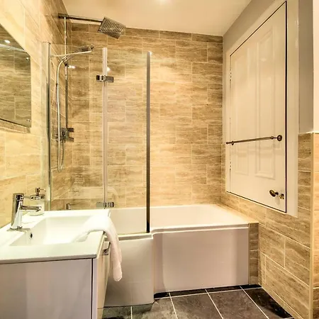 Stylish & Spacious City Centre Apt W/ Terrace Edinburgh