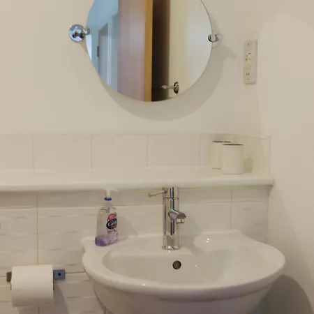 Two Bed Two Toilet Free Parking *