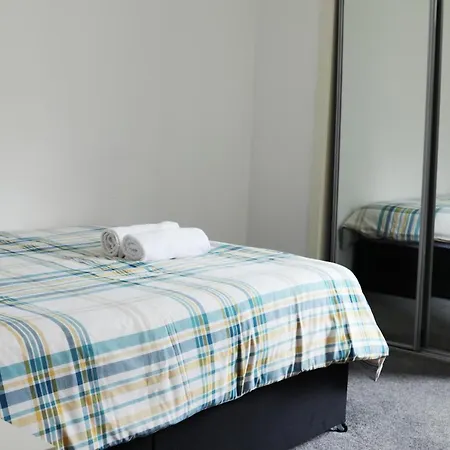 Two Bed Two Toilet Free Parking