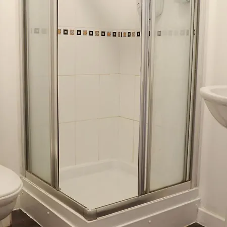 Two Bed Two Toilet Free Parking
