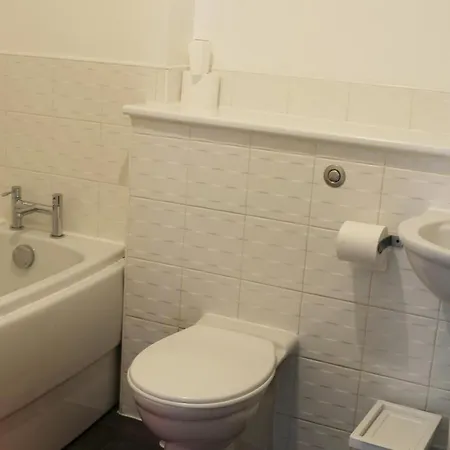 Two Bed Two Toilet Free Parking