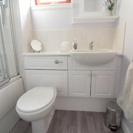 South Groathill - Lovely 2 Bed With Castle View דירה