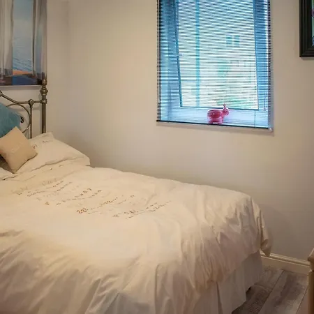 Homely 2 Bedroom Flat In Bonnington Appartement *
