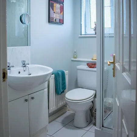 Homely 2 Bedroom Flat In Bonnington Appartement