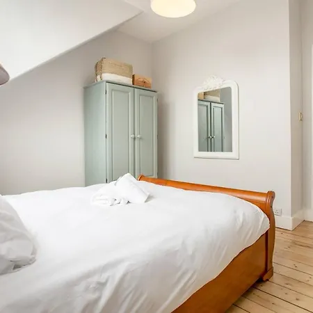 Spacious New Town 3 Bedroom * אדינבורו