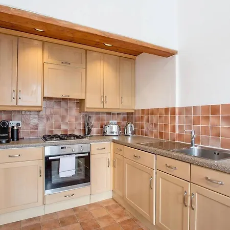 Spacious New Town 3 Bedroom דירה *