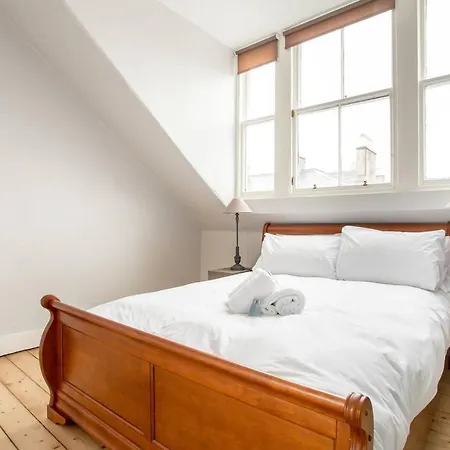Spacious New Town 3 Bedroom דירה