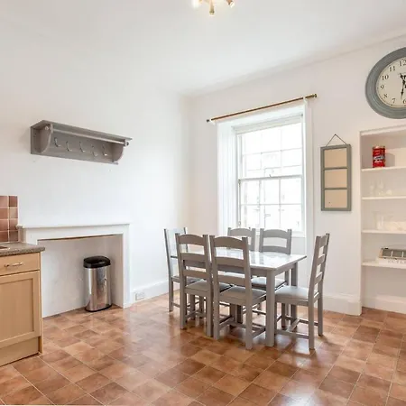 Spacious New Town 3 Bedroom אדינבורו