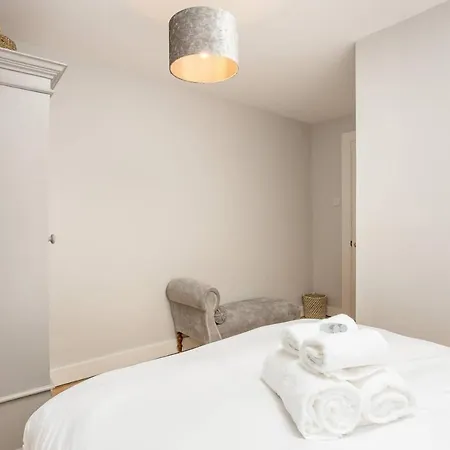 Spacious New Town 3 Bedroom דירה אדינבורו