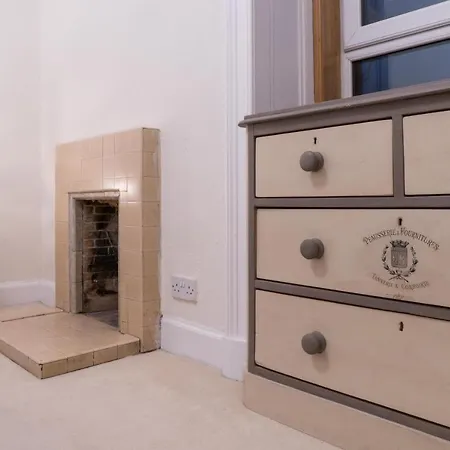Beautifully Kept Top-floor Flat In Morningside Apartament *