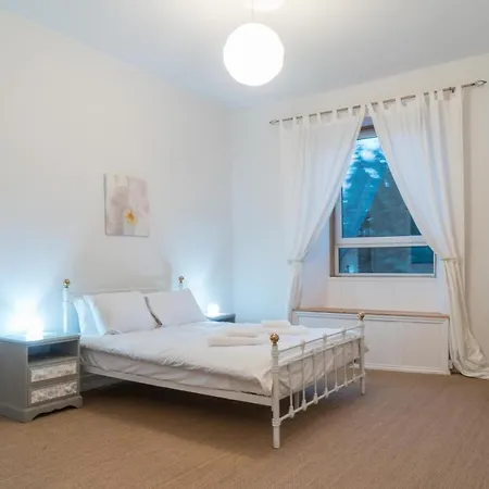 Beautifully Kept Top-floor Flat In Morningside * Edimburgo