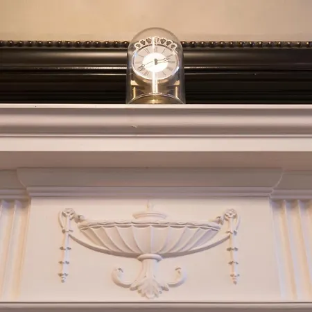 Stylish & Central! Stunning Old Town Flat *