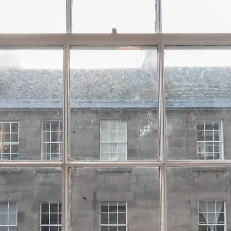Stylish & Central! Stunning Old Town Flat *