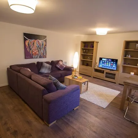 Large Ground Floor 3 Bed With Parking * Edinburgh