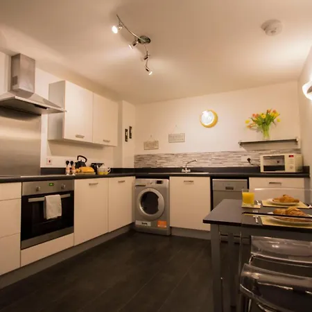 Large Ground Floor 3 Bed With Parking *