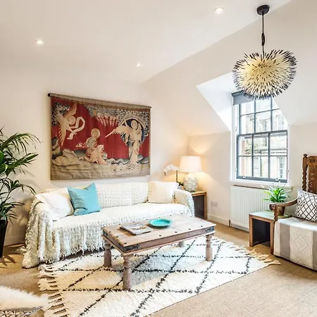 Our Eclectic Castle View Apartamento