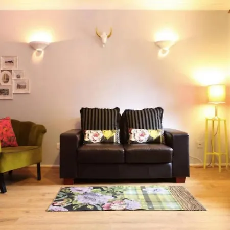 Joivy Stylish Castle View Flat With Balcony * Edinburgh