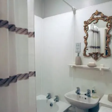 Joivy Stylish Castle View Flat With Balcony Edinburgh