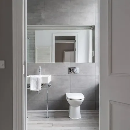 Joivy Spacious Close To Princes Street * エディンバラ