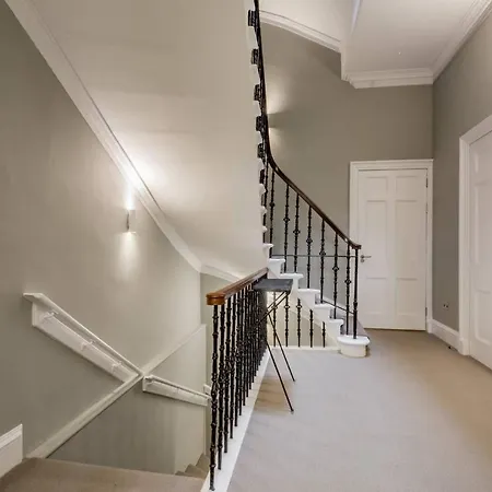 Joivy Spacious Close To Princes Street *