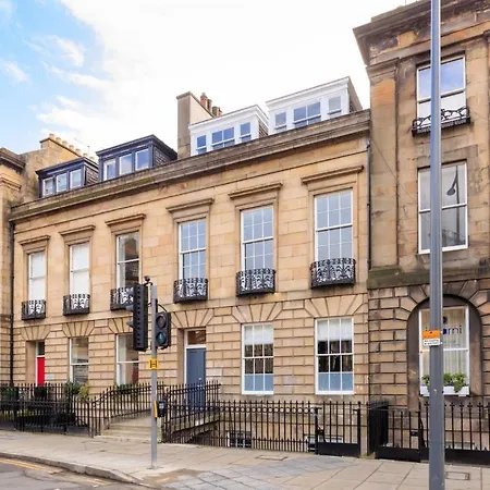 Joivy Spacious Close To Princes Street Daire *