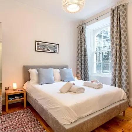 아파트 Joivy Spacious Flat With Garden In Centre *
