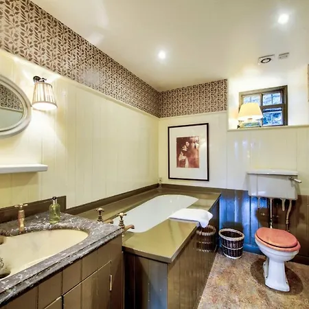 Vakantiehuis The Rock House - Historic Gem In The Heart Of The City *