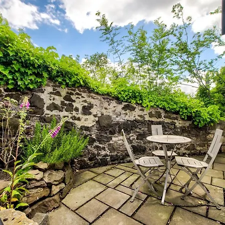 Hébergement de vacances Altido Rockhouse: Historic Gem - Photographer's Studio *