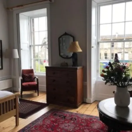 Elegant 2 Bedroom In City Centre Apartment Edinburgh