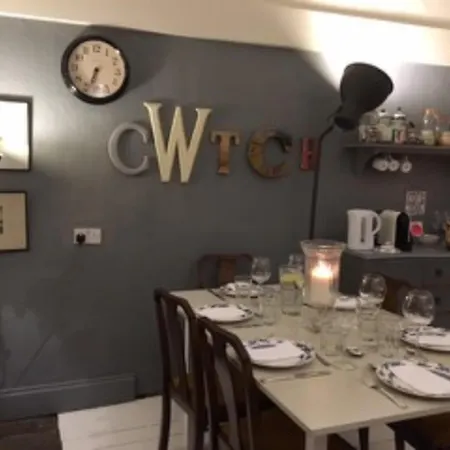 Elegant 2 Bedroom In City Centre Apartment *