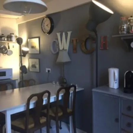 Apartment Elegant 2 Bedroom In City Centre