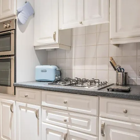 2 Bedroom Georgian Apt W/terrace In Central *