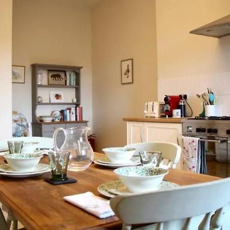 Classic 2 Bedroom Flat Apartament *