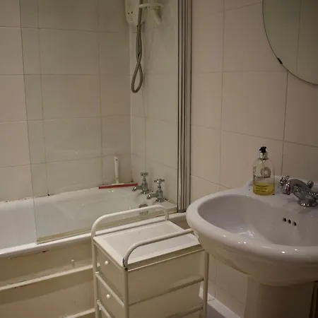 4 Bedroom Georgian Flat In New Town *